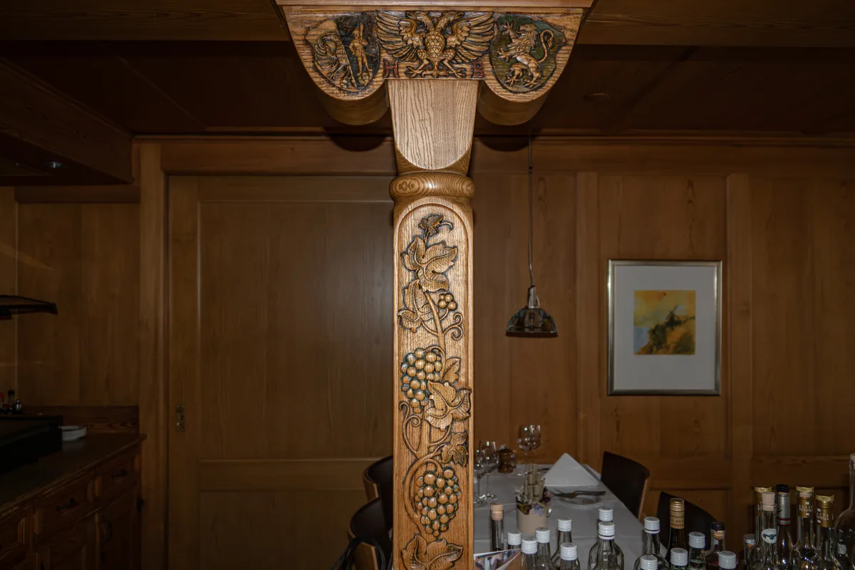 Eine Holzsäule mit Schnitzereien.